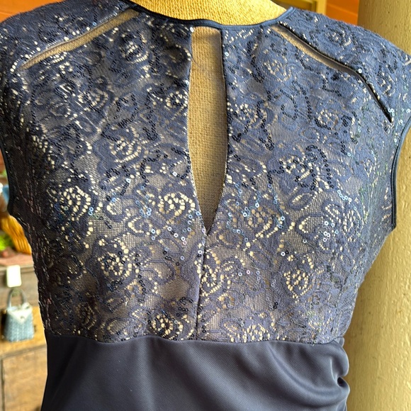 Elegant Blue Sleeveless Dress - Picture 2 of 7